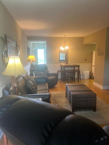 Χώρος καθιστικού στο River Place Condos #605 2BD