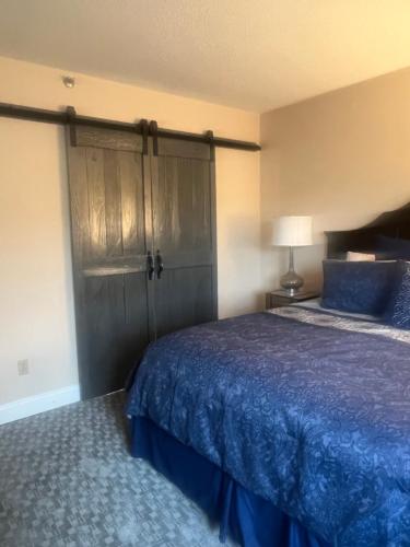 Ένα ή περισσότερα κρεβάτια σε δωμάτιο στο River Place Condos #605 2BD