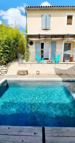 une grande piscine bleue devant une maison dans l'établissement Maison de village 4 étoiles avec piscine privee, à Villars
