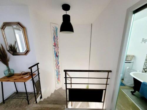 una habitación con una mesa, una silla y un espejo en Maison de village 4 étoiles avec piscine privee, en Villars