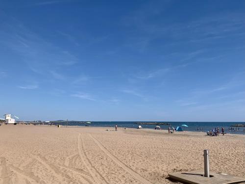 una playa con gente y el océano en el fondo en Coquet studio vue mer pour 4 personnes au Port de Valras-Plage, en Valras-Plage