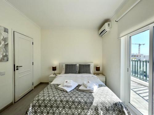 Ένα ή περισσότερα κρεβάτια σε δωμάτιο στο Quarteira Ocean Breeze 1 With Pool by Homing