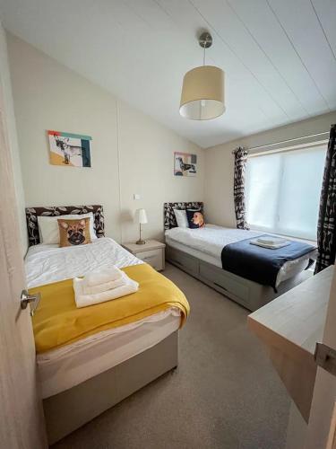 a bedroom with two beds and a window at Blackfoot Lodge in Felton