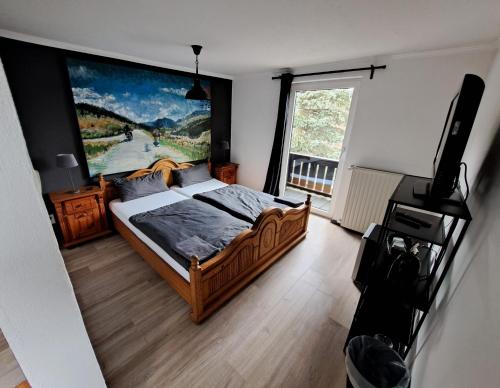 阿夫里茨的住宿－藍山酒店，一间卧室配有一张壁画大床