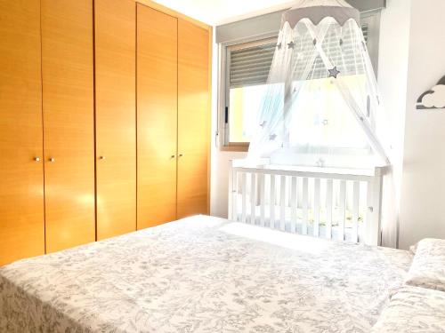 Dormitorio para bebés con cuna y ventana en Magnifique Apartament Valencia, en Valencia