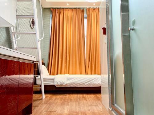 Ένα ή περισσότερα κρεβάτια σε δωμάτιο στο Myeongdong Merlin Hotel