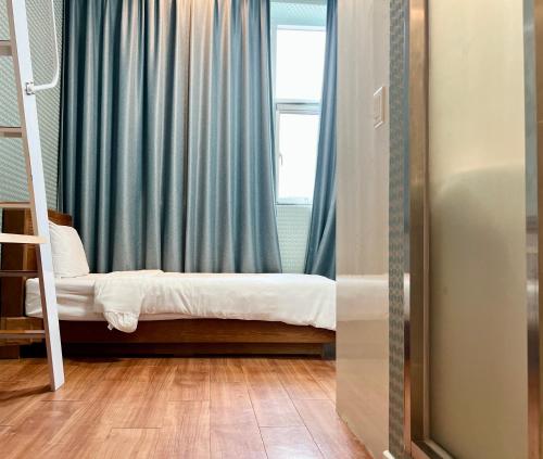 Ένα ή περισσότερα κρεβάτια σε δωμάτιο στο Myeongdong Merlin Hotel