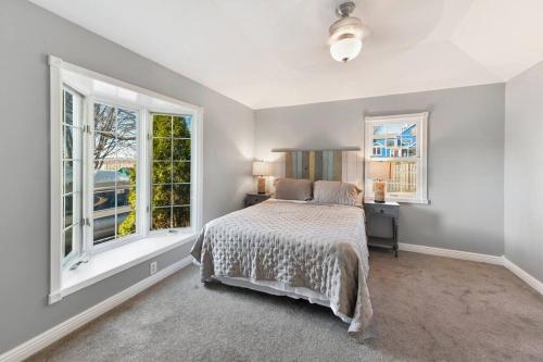 um quarto com uma cama e duas janelas em Pistakee Marina Boat House em Fox Lake
