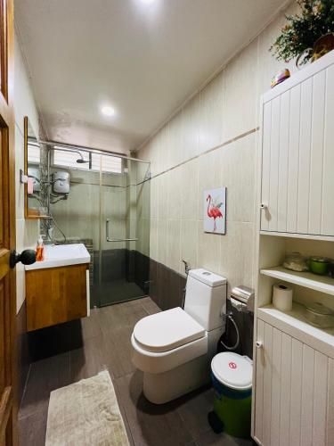 y baño con aseo, ducha y lavamanos. en The Haven Suite en Bentong