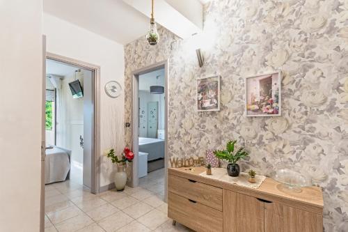 a bathroom with a sink and a mirror at Ｐｏｍｐｅｉ ｉｎ ｌｏｖｅ in Pompei