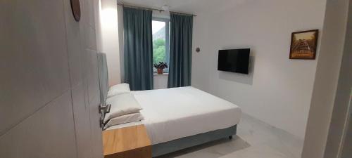 a small bedroom with a bed and a window at Areni Lodge in Areni