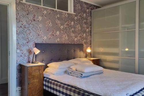 um quarto com uma cama com almofadas brancas em Centralt i Mariestad em Mariestad