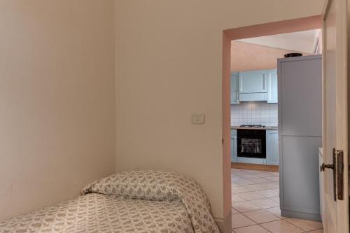 a small room with a bed and a kitchen at Agriturismo Nobile in Montepulciano