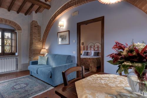 a living room with a blue couch and a table at Agriturismo Nobile in Montepulciano