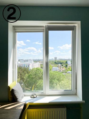 een raam met uitzicht op de stad bij Studio Aparment in Charkov
