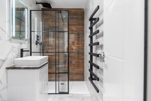 uma casa de banho com um lavatório e um chuveiro em Livestay-Modern Apartments in Romford near Elizabeth Line em Romford