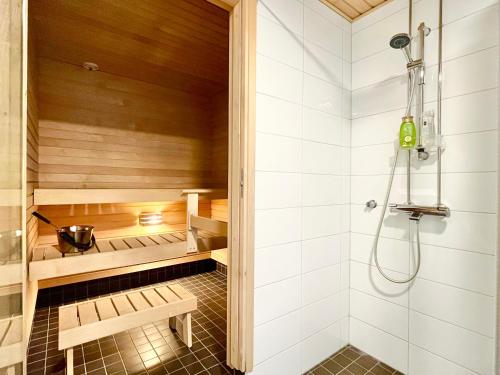 una sauna con banco y ducha en Tammer Huoneistot - City Suite 5 - Own Sauna, Air conditioning, Balcony & Best Location, en Tampere