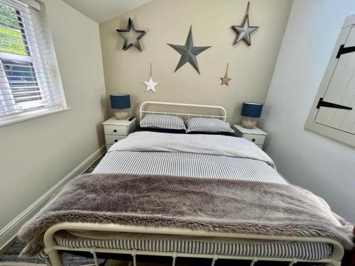 um quarto com uma cama com estrelas na parede em The Leat at The Old Mill em Tavistock