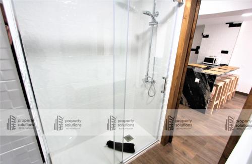 a shower with a glass door in a bathroom at 508 Piscis Apartamentos - Apartamento recientemente reformado - Vistas a la montaña - Piscina y Playa in Benalmádena