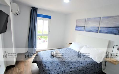 a bedroom with a bed and a window at 508 Piscis Apartamentos - Apartamento recientemente reformado - Vistas a la montaña - Piscina y Playa in Benalmádena