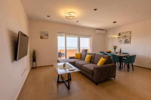 ein Wohnzimmer mit einem Sofa und einem Tisch in der Unterkunft Time for you apartment in Podstrana