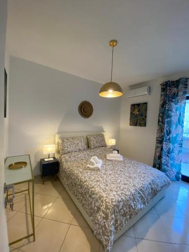 una camera con un letto e un tavolo e due lampade di Caserta Royale Family a Coccagna