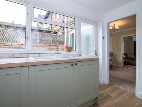 A kitchen or kitchenette at Perfect Home near Cotswolds