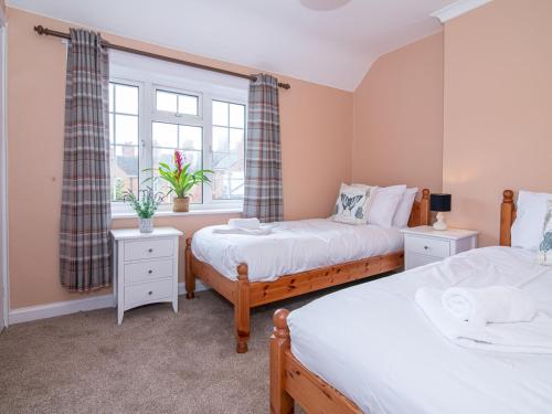 A bed or beds in a room at Perfect Home near Cotswolds