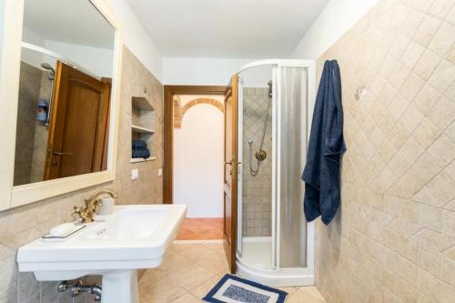 y baño con lavabo y ducha. en Olive House Tuscany, en Calci