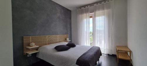 A bed or beds in a room at La Casa Verde Torbole