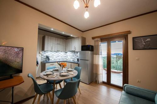 a kitchen and a dining room with a table and chairs at VILLA ALOLEA in Gargaliánoi