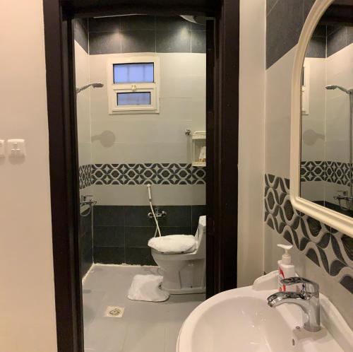 een badkamer met een wastafel en een toilet bij شقق العارض in Riyad