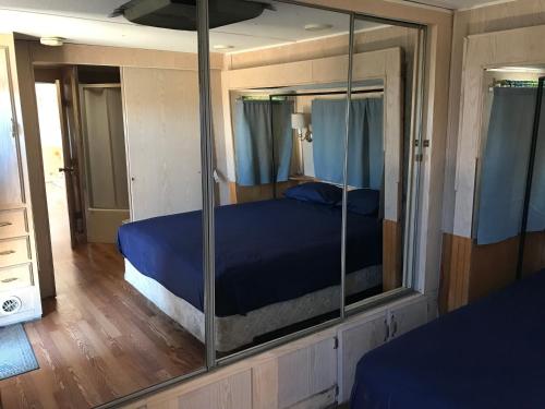 Un pat sau paturi într-o cameră la Caravan cerca del mar