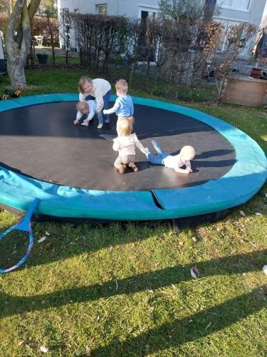 a group of children playing on a trampoline at De Slaapfabriek vakantiehuis en trainingslocatie in Teuge