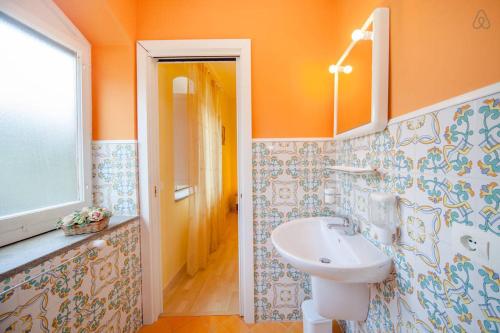 ソレントにあるVilla De Angelisのオレンジ色のバスルーム(シンク、鏡付)