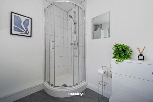 um chuveiro com uma porta de vidro na casa de banho em NEW Lime House by Truestays - 3 Bedroom House in Stoke-on-Trent em Stoke-on-Trent