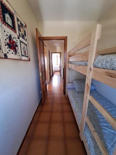 een hal met 2 stapelbedden in een kamer bij Casa apareada cerca de la playa in Torredembarra