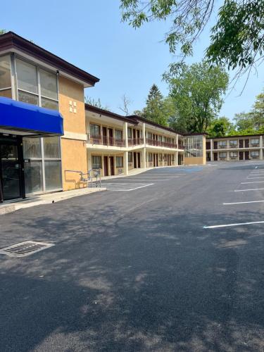 un parcheggio vuoto di fronte a un edificio di Executive Inn Schenectady Downtown a Schenectady