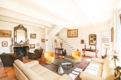 un salon rempli de meubles et d'une cheminée dans l'établissement Bastide les Oréades - Villa de luxe, à Marseille