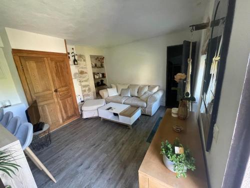 ein Wohnzimmer mit einem Sofa und einem Tisch in der Unterkunft Jolie type 2 in Peynier