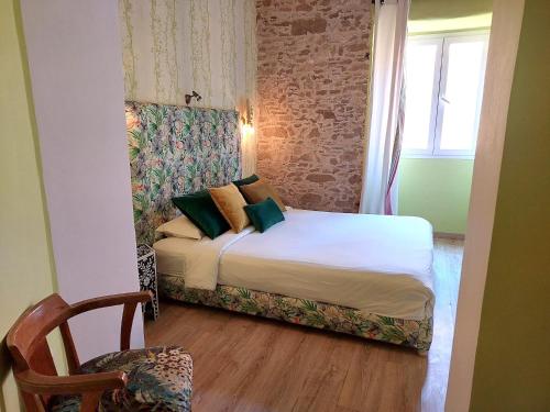 ein kleines Schlafzimmer mit einem Bett und einem Fenster in der Unterkunft Jack's Apartments & Suites in Essaouira