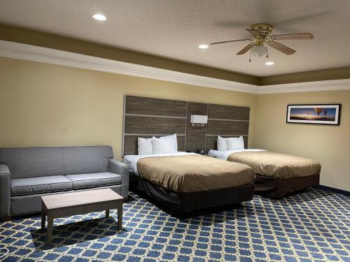 Thomasville的住宿－Quality Inn Thomasville-Northpark，酒店客房,设有两张床和一张沙发