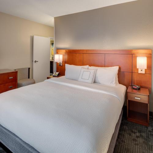 uma grande cama branca num quarto de hotel em Courtyard by Marriott Columbia Northeast/Fort Jackson Area em Columbia