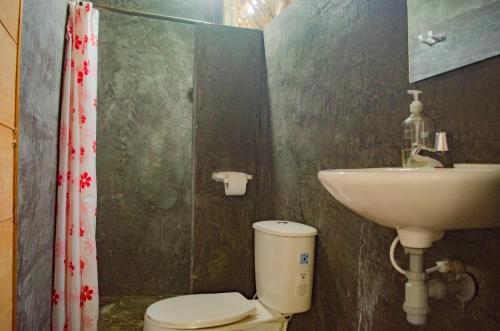 bagno con servizi igienici e lavandino di Ipqua Hostel a Palomino