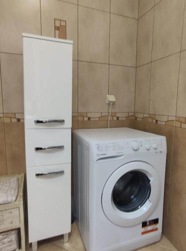 グダニスクにあるapartament beniowskiegoの- 白い洗濯機&乾燥機(客室内)