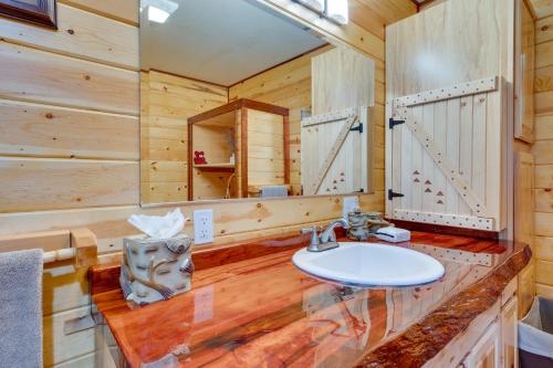 Phòng tắm tại Garden Valley Cabin with Teepee, Deck and Mtn Views!