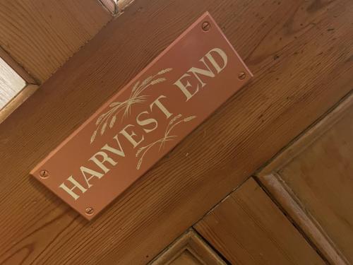 ein Schild an einer Holztür, das fröhliche Sprünge liest in der Unterkunft Harvest End in York