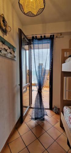 a room with a door with a window with a curtain at La Casa sulla Spiaggia in Marzamemi