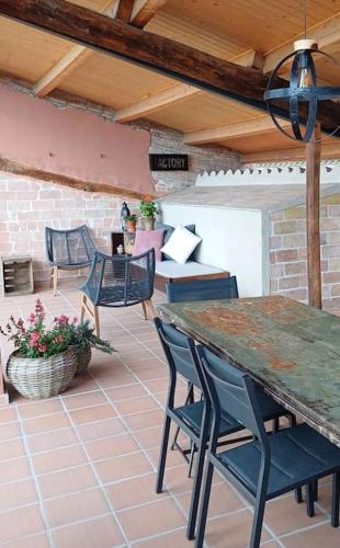 a table and chairs in a patio with a table and chairs at FeelhomeVIC. Ático con terraza en centro histórico in Vic