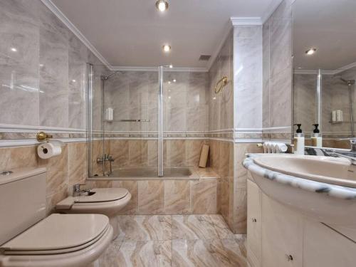 uma casa de banho com um WC, um lavatório e uma banheira em 177A Precioso Apto en el centro de Gijón em Gijón